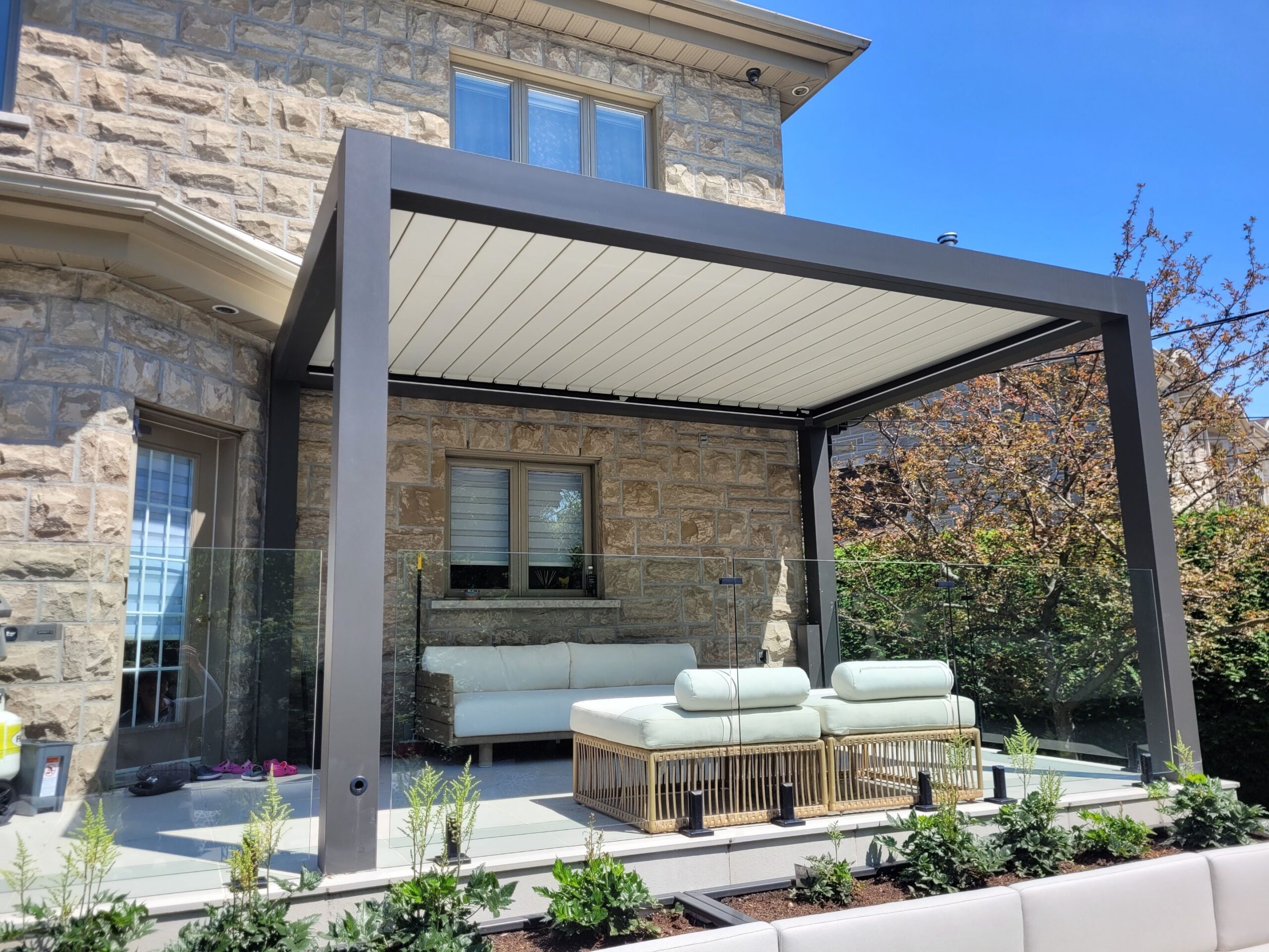 Retractable Pergola Solutions for Outdoor Comfort and Flexibility